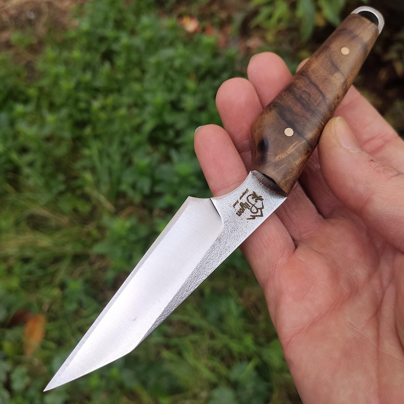„Wharncliffe EDC“ fiksuoto ašmens peilis su odine makštimi, pagaminta iš „Sleipner“ plieno ir turkiško riešutmedžio.