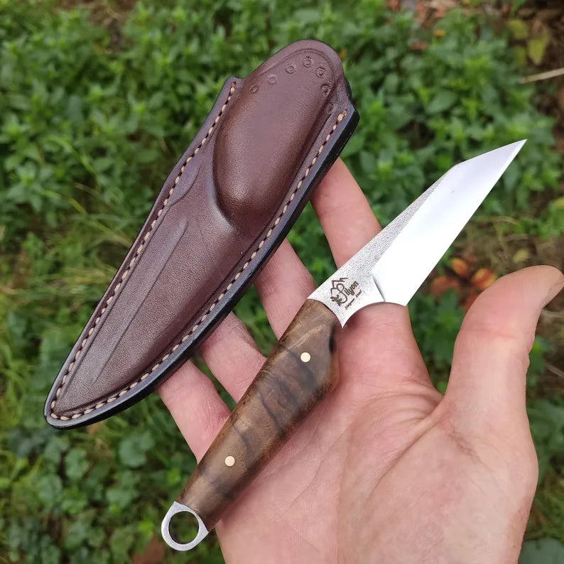 „Wharncliffe EDC“ fiksuoto ašmens peilis su odine makštimi, pagaminta iš „Sleipner“ plieno ir turkiško riešutmedžio.